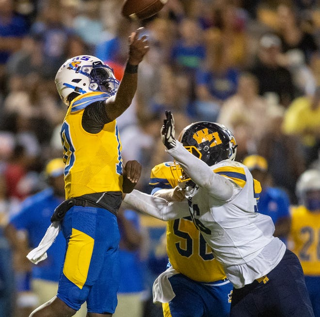 Auburndale quarterback (10) Amari Turner throws a pass during first half action In Auburndale Fl Friday November 3,2022.
Ernst Peters/The Ledger