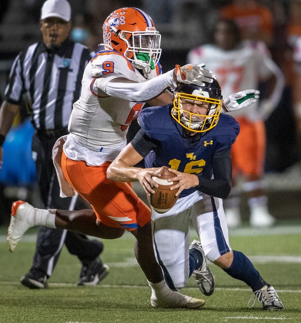Winter Haven (16) quarterback John Kostuch escapes a tackle by Bartow (9)Ladarrius Davis during first half action at Southeastern University in Lakeland Fl.. Friday November 10,2023.
Ernst Peters/The Ledger